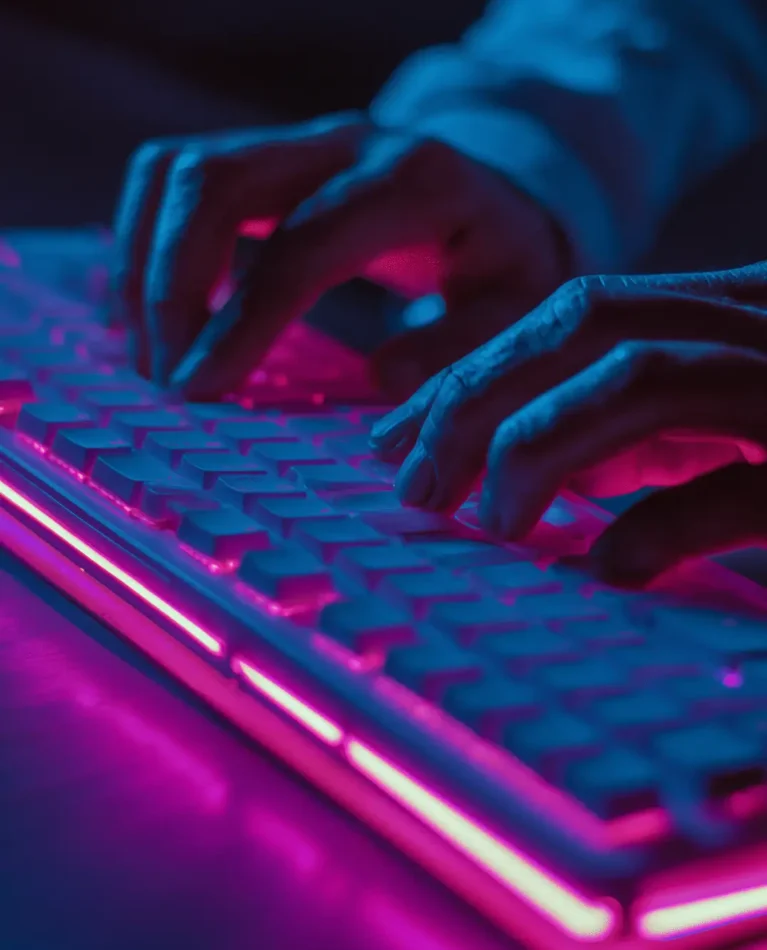 u9695896472_A_telecommunications_employee_typing_on_a_keyboard__e1bba2d5-e8a7-4eb6-af86-c92f2aeb2372